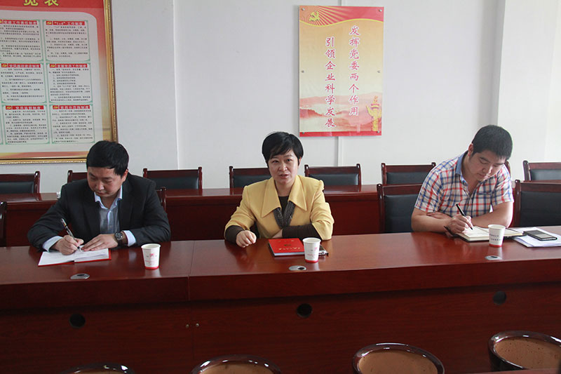仁懷市副市長鄧帆（中）-仁懷市政協副主席-市委統戰部長呂恩（左）到公司視察